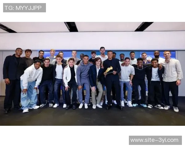 绝平巴黎伊桑与姆巴佩庆祝合影展现兄弟情深与奋斗历程