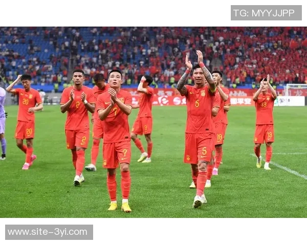 奥特执教首胜喜悦洋溢队员们泼水庆祝难掩激动心情 奥特执教首胜喜悦洋溢队员们泼水庆祝难掩激动心情